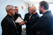 عکس: مشورت هیئت ایرانی  در محل برگزاری مذاکرات