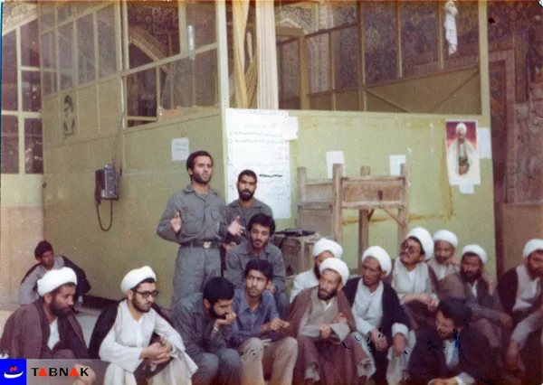 برادر رشید در حال سخنرانی در جمع روحانیون و طلاب حوزه علمیه قم ـ مدرسه فیضیه ـ سوم شعبان روز پاسدار سال 1360 ـ قم
شهید مجید بقایی و برادران؛ رئوفی و عندلیب هم در عکس دیده می شوند.
