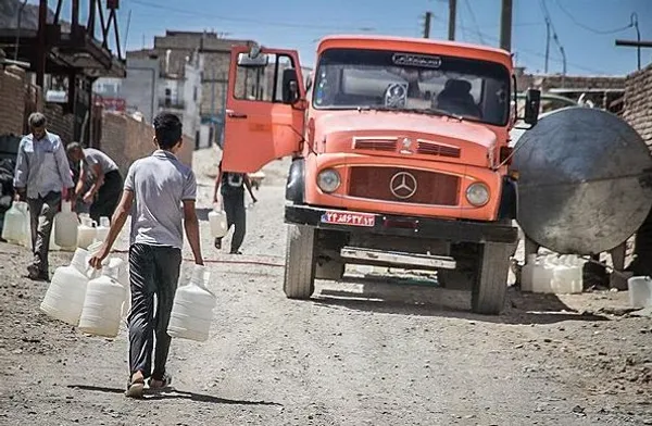 با توجه به خشکسالی&zwnj;های اخیر و کمبود شدید آب شرب و آشامیدنی ۴۲۰ روستا از روستاهای خراسان جنوبی با تانکر حمل آب سیار آبرسانی می&zwnj;شود./FNA
