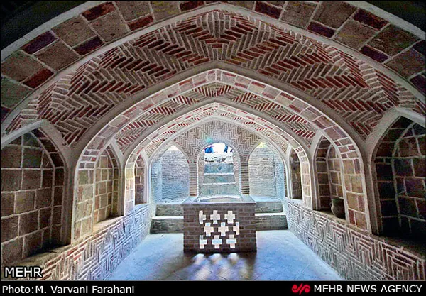 خانه مرحوم محمد رئوفی، این بنا مجموعه ای کامل از دیدنی ترین خانه های تاریخی نراق است و از دو قسمت زمستان نشین و تابستان نشین تشکیل و در بین این دو سرا باغچه های بسیار زیبا همراه با حوض آب وجود دارد.
یکشنبه 17 شهریور ماه 1392
