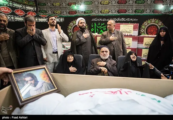 استقبال خانواده شهید محمد منتظری از پیکر فرزندشان