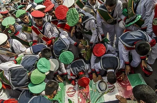 همزمان با سالروز شهادت رئیس مذهب شیعه امام جعفر صادق (ع) پیکر شهید گمنام صبح جمعه در نیروی دریایی رشت تشییع شد./FNA
