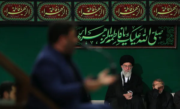 آخرین شب مراسم عزاداری شهادت حضرت فاطمه (س) با حضور رهبر معظم انقلاب اسلامی، قشرهای مردمی و جمعی از مسئولان نظام در حسینیه امام خمینی(ره) برگزار شد. /Leader O W

