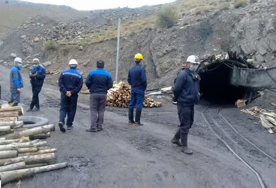 دفن آمارها در زیر آوارها/ مرگ و میر کارگران روی خط کتمان و بی ارادگی دفن آمارها در زیر آوارها/ مرگ و میر کارگران روی خط کتمان و بی ارادگی