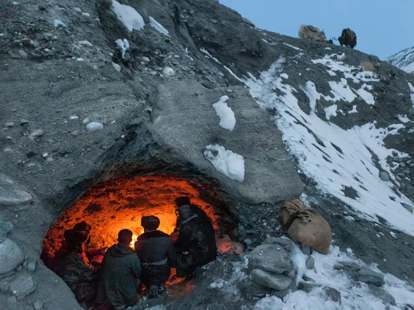 چوپانان قرقیزی در راه پاکستان از کوهستانهای افغانستان عبور می کنند.آنها که برای تبادل پایا پای محصولات لبنی و پشمی با سایر لوازم به این سفر پنج روزه دست زنده اند برای استراحت و گرم شدن به غاری در دل یکی از کوهستانهای افغانستان پناه برده اند