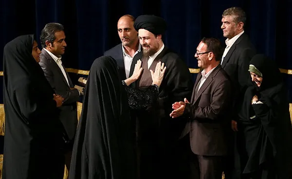 مادر یکی از محکومین که در جریان همایش "بخشش" فرزندش از قصاص رهایی پیدا کرد و با احساس پاک مادرانه سیّد حسن خمینی را مورد تفقد خود قرار داد./MEHR