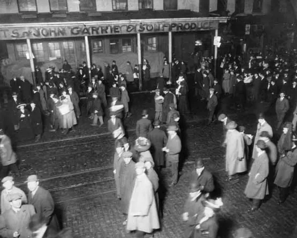 مردم در خیابان&zwnj;های نیویورک پس از شنیدن خبر غرق شدن تایتانیک
The New York Times Photo Archives/Times Wide World

