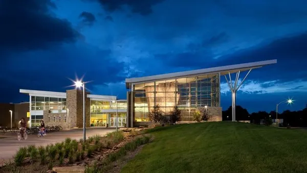 دانشگاه "کلرادو"(Colorado State University)

در این دانشگاه که در ایالت "کلرادو" قرار دارد، یک مرکز وجود دارد که در آن استخر، دیوار سنگ&zwnj;نوردی، سالن والیبال و بسکتبال وجود دارد.

علاوه بر این&zwnj;ها، چندین بخش ورزشی نیز در محوطه دانشگاه وجود دارد. برای دانشجویان این دانشگاه یک زمین تنیس بزرگ نیز در نظر گرفته شده است.