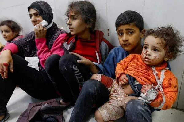 خان یونس، غزه ــ زخمی&zwnj;های فلسطینی روی زمین بیمارستان ناصر پس از حملات اسرائیل به خان یونس