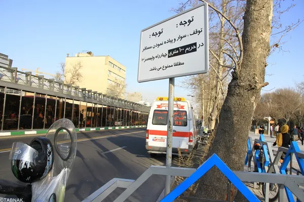 تابلویی که کمترین اهمیتی برای برخی عابران و رانندگان تاکسی ندارد!