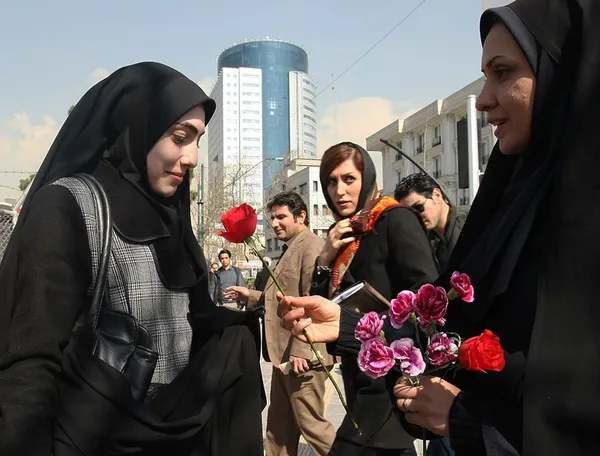 به مناسبت سالروز ولادت حضرت زینب (س) پرسنل یگان گشت ارشاد با حضور در ۲۶میدان شهر تهران به بانوان محجبه گل اهدا کردند.

