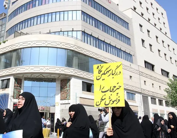 راهپیمایی بزرگ عفاف و حجاب، روز شنبه همزمان با هفتاد و نهمین سالگرد حمله به مسجد گوهرشاد، با حضور هزاران نفر از مردم روزه دار مشهد برگزار شد./IRNA
