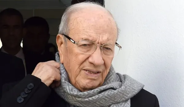 &laquo;باجی قائد السبسی&raquo; برندهٔ انتخابات ریاست جمهوری تونس شد. کمیسیون انتخابات تونس، اعلام کرد که باجی قائد السبسی سیاستمدار ۸۸ سالهٔ تونسی، در دور دوم انتخابات ریاست جمهوری این کشور که روز یکشنبه برگزار شد با کسب نزدیک به ۵۶ درصد آرا به پیروزی رسید.رقیب او &laquo;منصف مَرزوقی&raquo; رئیس جمهور موقت کنونی، کمتر از ۴۴ و نیم درصد آرا را بدست آورد.این نخستین انتخابات آزاد در تونس از زمان استقلال این کشور در سال ۱۹۵۶ تاکنون است./RFE/RL-AFP
