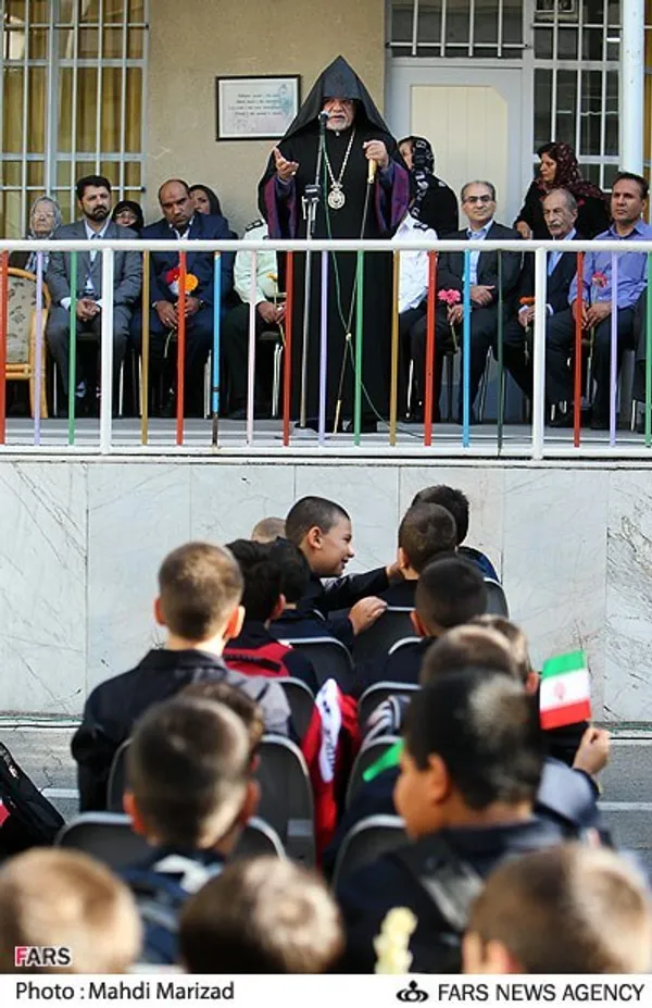 سخنرانی اسقف اعظم ارامنه ایران برای دانش آموزان