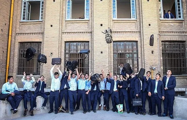 مراسم نواختن زنگ آغاز سال تحصیلی صبح روز سه شنبه در دبیرستان ماندگار البرز برگزار شد./FNA
