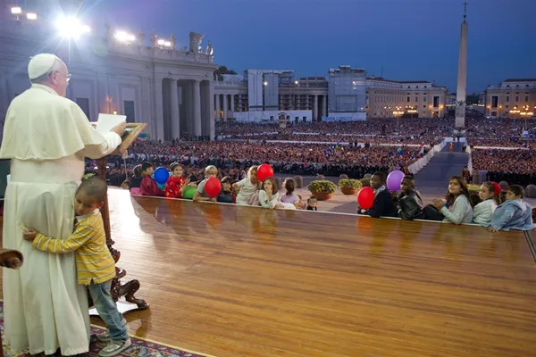 کودکی که پاپ فرانسیس را در حین اجرای مراسم به آغوش کشیده و رها نمی کند L'Osservatore Romano via AFP - Getty Images