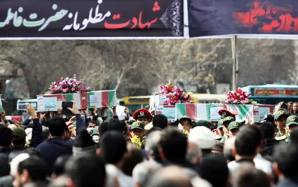 پیکر پاک و مطهر شش شهید گمنام دوران دفاع مقدس با حضور گسترده مردم تبریز پس از نماز عبادی ـ سیاسی جمعه، از مصلی اعظم این تا میدان ساعت این شهر تشییع شد. /IRNA