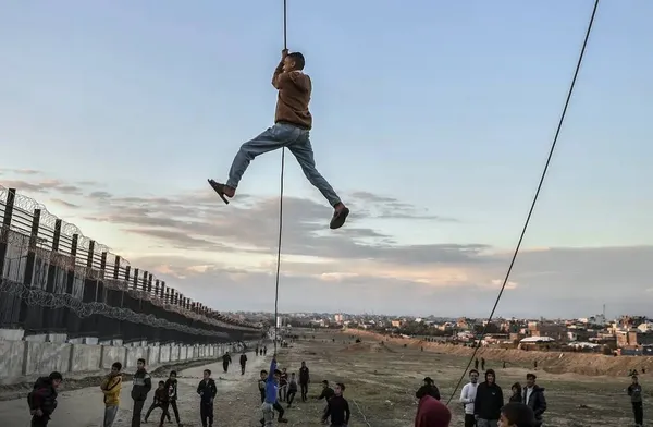 رفح، غزه ـ بازی و تفریح کودکان در منطقه نزدیک دیوار مرزی بین مصر و غزه 
