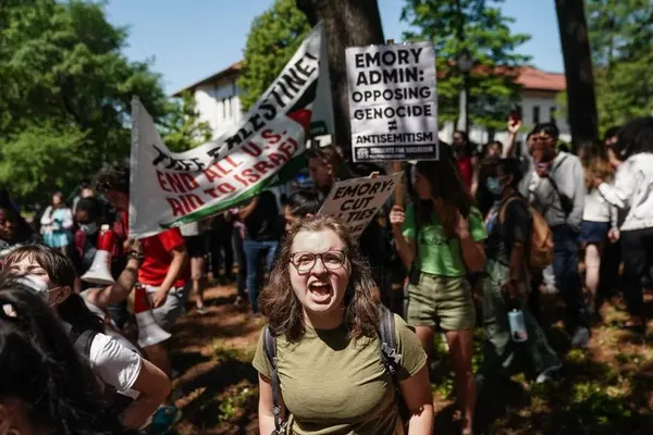 آتلانتا، جورجیا ـ سر دادن شعار توسط دانشجویان در جریان تظاهرات حامی فلسطین علیه جنگ غزه در دانشگاه اموری 