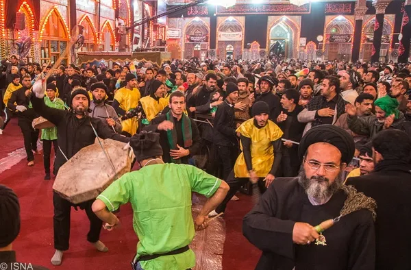 عزاداران حسینی در صحن حرم سالار شهیدان