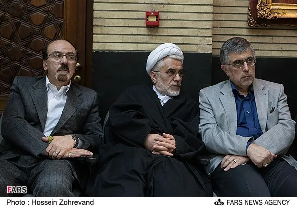 مراسم ترحیم آیت&zwnj;الله موسوی&zwnj;لاری در مسجد نور تهران با حضور چهره های سرشناس گروه ها و احزاب محتلف برگزار شد.
شنبه 26-12-92
