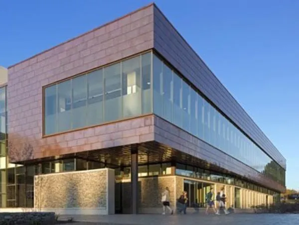دانشگاه "مین"(UNIVERSITY OF MAINE)

دانشگاه "مین" با کمک شرکت "نیوبالانس"(New Balance) که دارای سه کارخانه در ایالت "مین" است، مرکز تناسب اندام خود را ساخت.

این مرکز دارای استخر، سونا و امکانات ورزشی زیادی است. این دانشگاه جزو معدود دانشگاه&zwnj;هایی است که دارای رینگ هاکی روی یخ است.