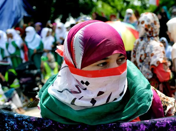 در دومین روز از اعتراضات ضد دولتی در شهرهای مختلف پاکستان، منابع پلیس و شاهدان عینی از کشته و زخمی شدن دهها نفر از معترضان خبر داده اند. خشونتها از روز جمعه و در فضای متشنجی آغاز شد که در آستانه تظاهرات بزرگ یکشنبه به وجود آمده است. این تظاهرات قرار است در شهر لاهور و به دعوت روحانی مخالف دولت، طاهر القادری برگزار شود.قادری با هدف اعتراض به درگیری های مرگبار بین حامیان خود و نیروهای پلیس در ماه ژوئن خواستار برگزاری این تظاهرات شده است. وی در عین حال منتقد فساد دولتی است و از نخست وزیر نواز شریف خواسته قدرت را ترک کند.عمران خان، یکی دیگر از سیاستمداران اپوزیسیون پاکستان نیز خواستار برپایی یک تظاهرات دیگر در پایتخت این کشور شده است. وی از هواداران خود خواسته روز پنجشنبه در اعتراض به تخلفات انتخاباتی دست به تظاهرات بزنند. عمران خان نیز خواستار استعفای دولت شده است./AFP
