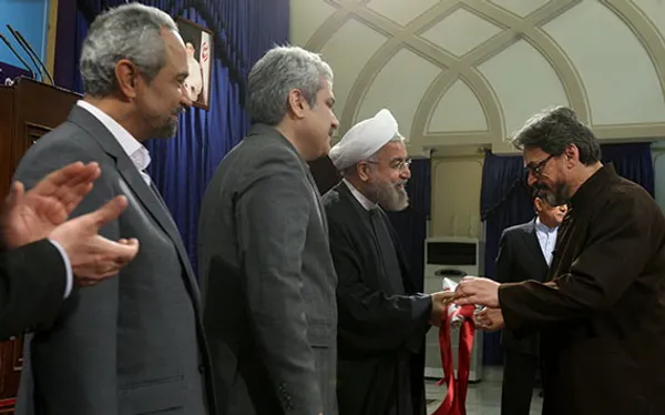 مراسم تجلیل از استادان، محققان و هنرمندان برجسته و نخبه کشور، صبح روز یکشنبه با حضور حجت الاسلام حسن روحانی رئیس&zwnj;&zwnj;جمهور برگزار شد. /MEHR
