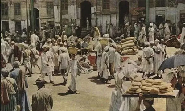 بازارهای اطراف مسجد الحرام که در آنها نان، قهوه، سجاده و اجناسی دیگر به فروش می&zwnj;رسد
