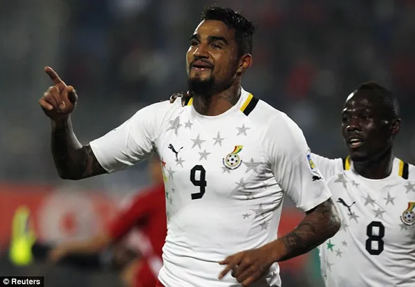 غنا: کوین پرنیس بواتنگ (Kevin-Prince Boateng) - یکی از نوادر بازی سازی در تیم غنا و قاره آفریقاست که با ترکیب تکنیک و سرعت و قدرت بالای خود ستاره تیم ملی کشورش شده است. او هم اکنون در بوندسلیگا و تیم شالکه 04 بازی می کند. او ریشه ای آلمانی دارد!