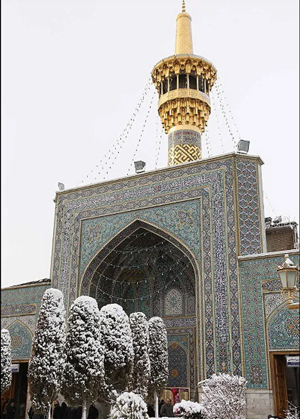 بارش برف بهاری، مشهد مقدس و حرم رضوی را سفیدپوش کرد./مهر
