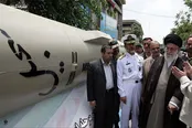 تصویر دیده‌ نشده از رهبر شهید در کنار موشک سجیل