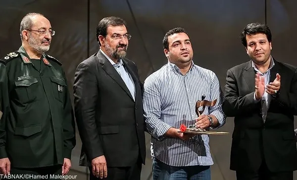 اهدای نشان ویژه سیزدهمین جشنواره بین المللی فیلم مقاومت به فرزند سیدحسن نصرالله دبیرکل حزب الله لبنان