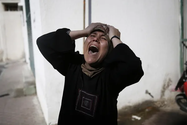 مادر یکی از چهار کودک فلسطینی که در سواحل غزه بوسیله یک ناوچه جنگی اسرائیلی هدف حمله قرار گرفته، در مقابل سردخانه گریه می کند./Euronews
