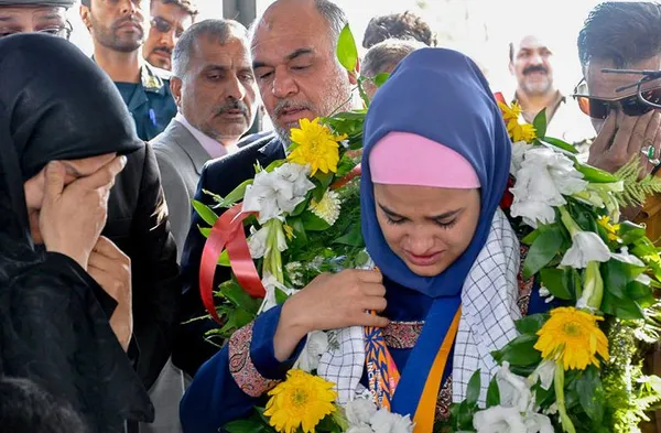 تصویر: گریه بانو&zwnj; طلایی ایران در آغاز ورود به شهرستان بیرجند ـ نجمه خدمتی، اولین بانوی طلایی ایران در مسابقات اینچئون کره جنوبی پیش از ظهر چهارشنبه در دیدار با استاندار خراسان جنوبی مدال طلای خود را به شهدا تقدیم کرد./ISNA
