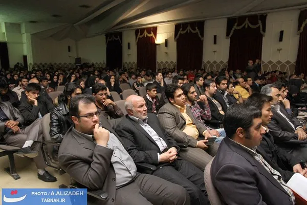 شرکت کنندگان در سالن شورای شهر کرمان و استماع سخنان دبیر تشخیص مصلحت نظام