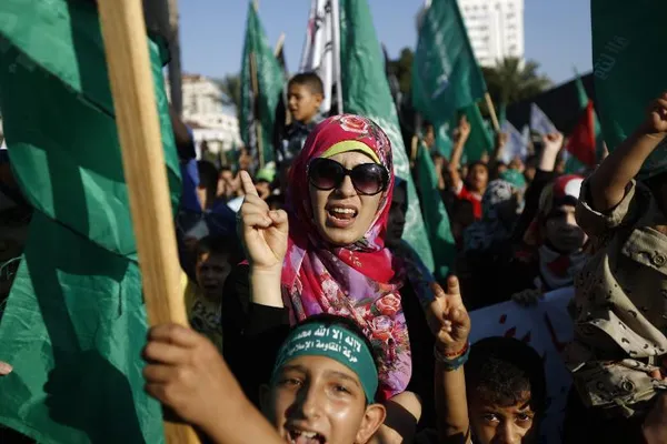 با وجود گذشت ۴۸ ساعت از توافق مقاومت اسلامی فلسطین و رژیم اسرائیل بر سر آتش&zwnj;بس بلند مدت، بسیاری از مردم غزه همچنان به جشن و پایکوبی مقاومت پنجاه روزه ملت فلسطین مشغولند. /AFP

