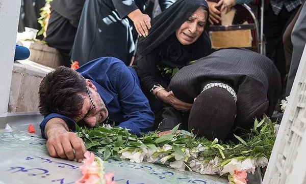 خانواده شهید &laquo;رضا سلمانی کرد آبادی&raquo; که ۶ سال پیش به عنوان شهید گمنام در دانشگاه امیرکبیر به خاک سپرده شده بود، برای اولین بار با شهید خود دیدار کردند./TASNIM

