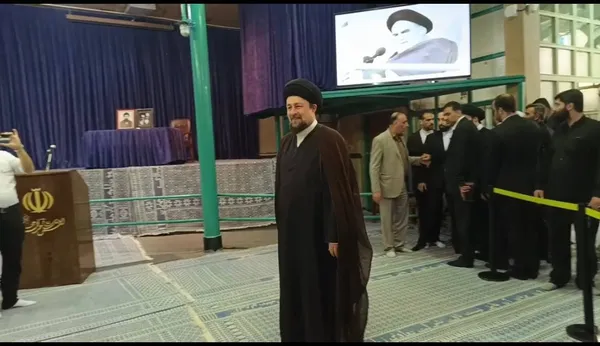 سید حسن خمینی با حضور در حسینیه جماران رای خود را به صندوق انداخت