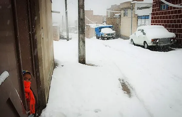 بارش شدید و ناگهانی برف در اهر موجب شکستن درختان و قطع برق برخی از مناطق شهرستان اهر شد این بارش که از نصف شب گذشته شروع شده همچنان ادامه دارد./MNA
