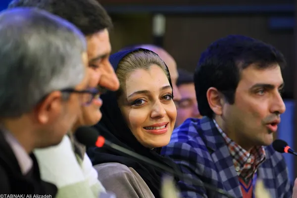 ساره بیات در کنار عباس رافعی