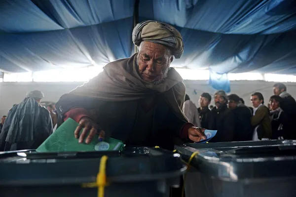کمیسیون مستقل انتخابات افغانستان می&zwnj;گوید روند شمارش آرا در مراکز رأی&zwnj;گیری در سراسر کشور پایان یافته است. به گفته مقام&zwnj;های این کمیسیون، بیش از ۷ میلیون در انتخابات ریاست جمهوری و شوراهای ولایتی شرکت کرده&zwnj;اند. قرار است نتیجه شمارش تدریجی آرا، پس از ثبت در پایگاه داده&zwnj;ها (دیتابیس) کمیسیون انتخابات، از روز دوشنبه ۱۸ (فروردین) آغاز شود. /Reuters-BBC