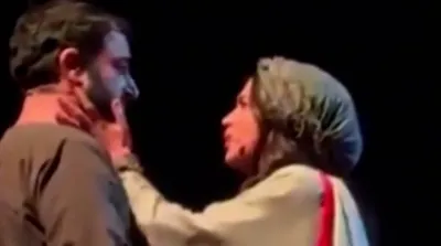 جنجال در آغوش گرفتن خانم و آقای بازیگر روی صحنه!
