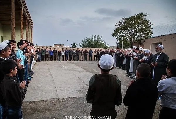 مردم پس از نماز صبح به منازلشان می روند تا برای رفتن به نماز عید که در محوطه روستا انجام می شود آماده شوند .