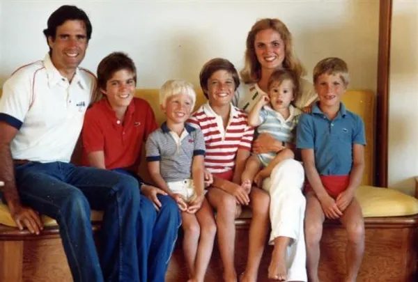 1982
میت رامنی و همسرش آن و پسرانش تگ، بن، مت، کریگ و جاش
REUTERS/Romney for President
