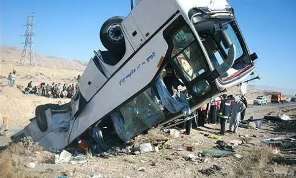 واژگونی اتوبوس کاروان راهیان نور در استان خوزستان به مرگ دست&zwnj;کم ۹ تن و جراحت بیش از ۳۰ تن دیگر انجامید. روز سه&zwnj;شنبه، پنجم فروردین یک دستگاه اتوبوس راهیان نور در محور طلائیه استان خوزستان واژگون شده و در فاصله یک روز، شمار قربانیان این حادثه افزایش یافته است. شمار کشته&zwnj;شدگان این رویداد ۹ نفر گفته شده، در حالی که گزارش&zwnj;های پیشین ایرنا و مهر، بیان می&zwnj;کرد این تصادف به مرگ ۶ تن انجامیده است - تابناک / عکس : مهر
