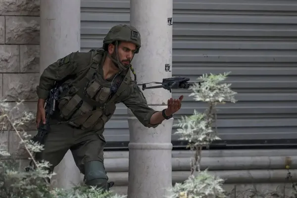بانک غرب ـ پرتاب یک پهپاد کوچک توسط یک سرباز اسرائیلی در جریان حمله به اردوگاه پناهندگان نور شمس