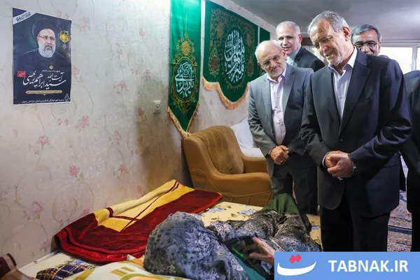 حضور دکتر پزشکیان در منزل مادر شهید رئیسی