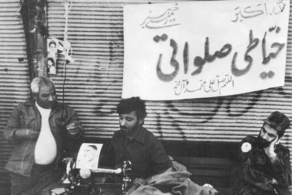 این هم خیاطی صلواتی. با عکس هایی که خیاط از قهرمان های زندگیش، دورو بر چرخ کوچک خیاطی نصب کرده است.