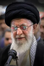 عکس: بازتاب پرچم روی پیکر شهید هنیه در عینک رهبر شهید